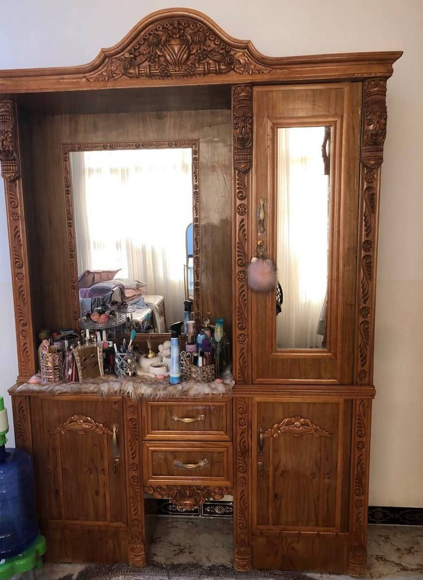 سلام عليكم غرفة عراقيه الخشب صاج مكونه من خمس قطع استعمال قليل رايدها مليون وربع وبيها مجال بسيط الموقع بغداد وهاذ رقمي *********** شراي يدخل خاص
