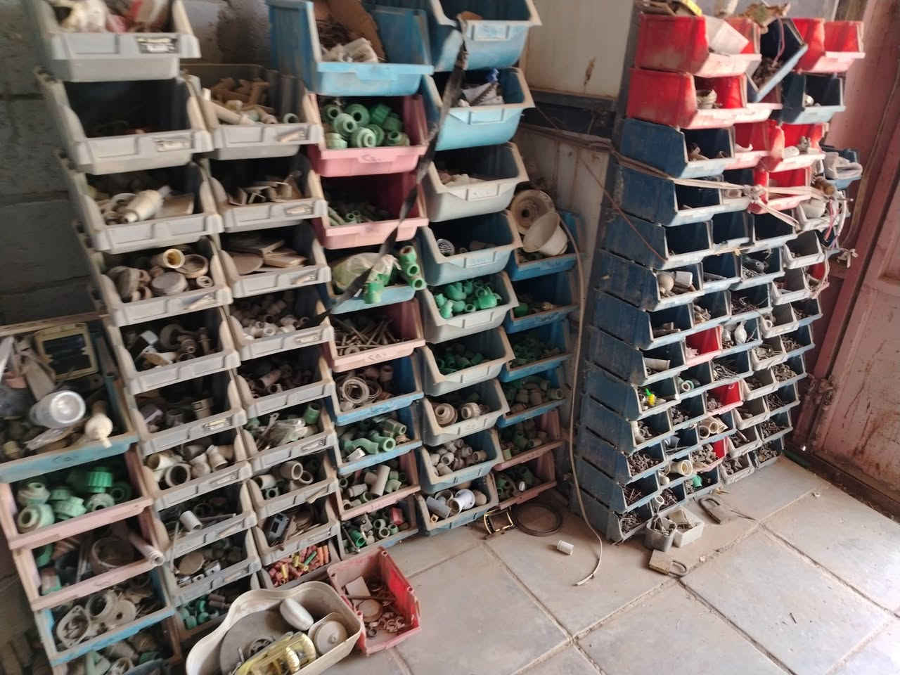 غراض إنشائية • رفوف • نجف