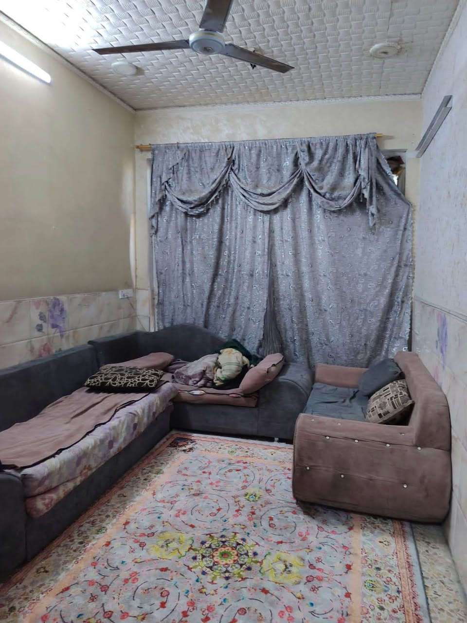 بيت مستقل ٤٥م طابو طابقين استقبال ومطبخ وخدمات وطابق اول اثنين نوم وخدمات قرب ثانوية ذات النطاقين نهاية الميكانيك سعره ١٠٠ قفل *********** مؤجر حاليا ٤٠٠ تريد يبقى تريد يطلع
