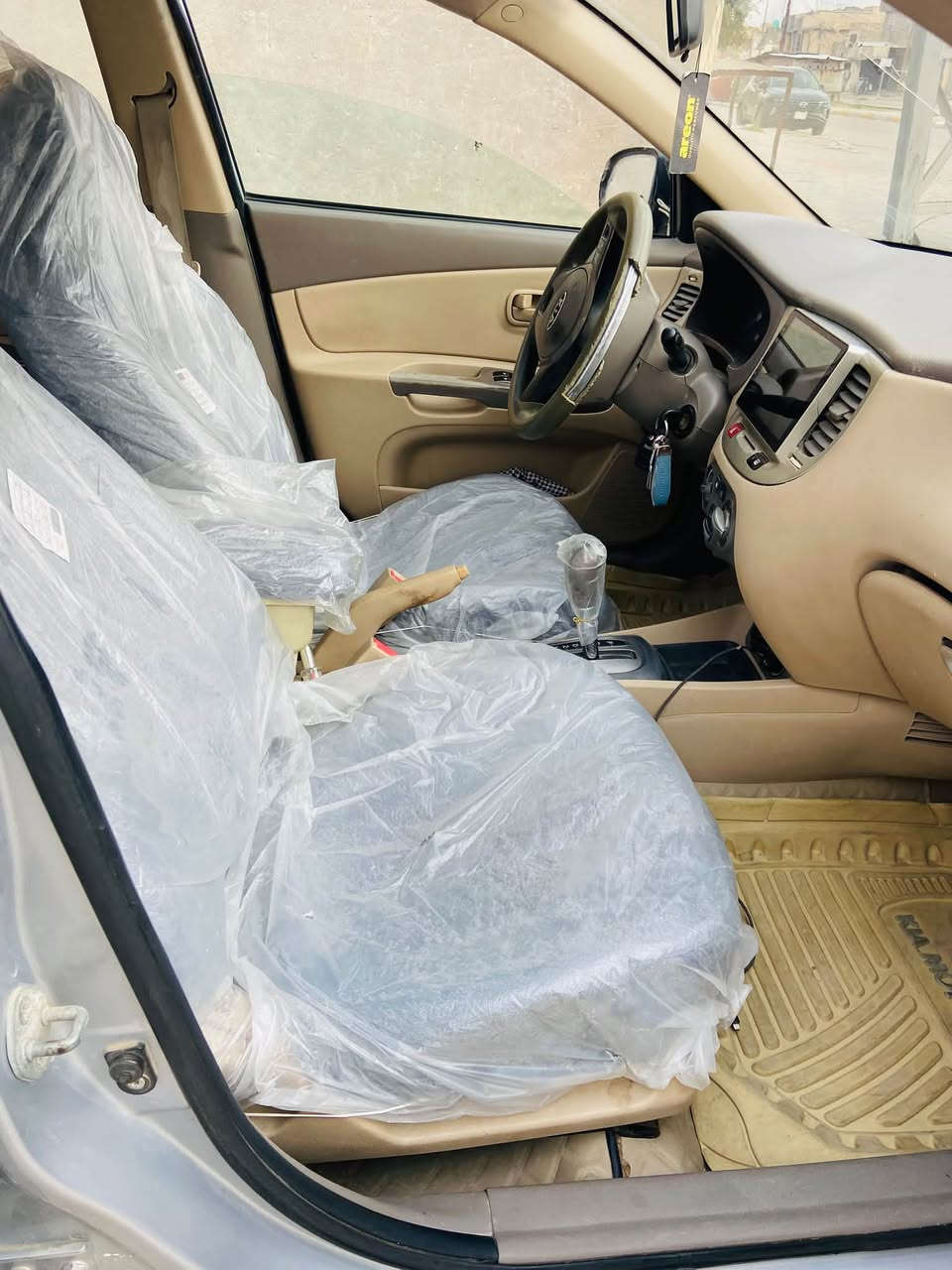 السلام عليكم 
للبيع كيا ريو 
مديل 2012
مكينة ١٦٠٠
تبريد ثلج ❄️ السيارة بيها بارد فقط جاملخين الاماميات وباب السايق كير مكينه خير من الله   والباقي شوف العين 
سنويتها ساقطه بأسمي 
السعر ٧٠ وبيها مجال الاتصال ***********
