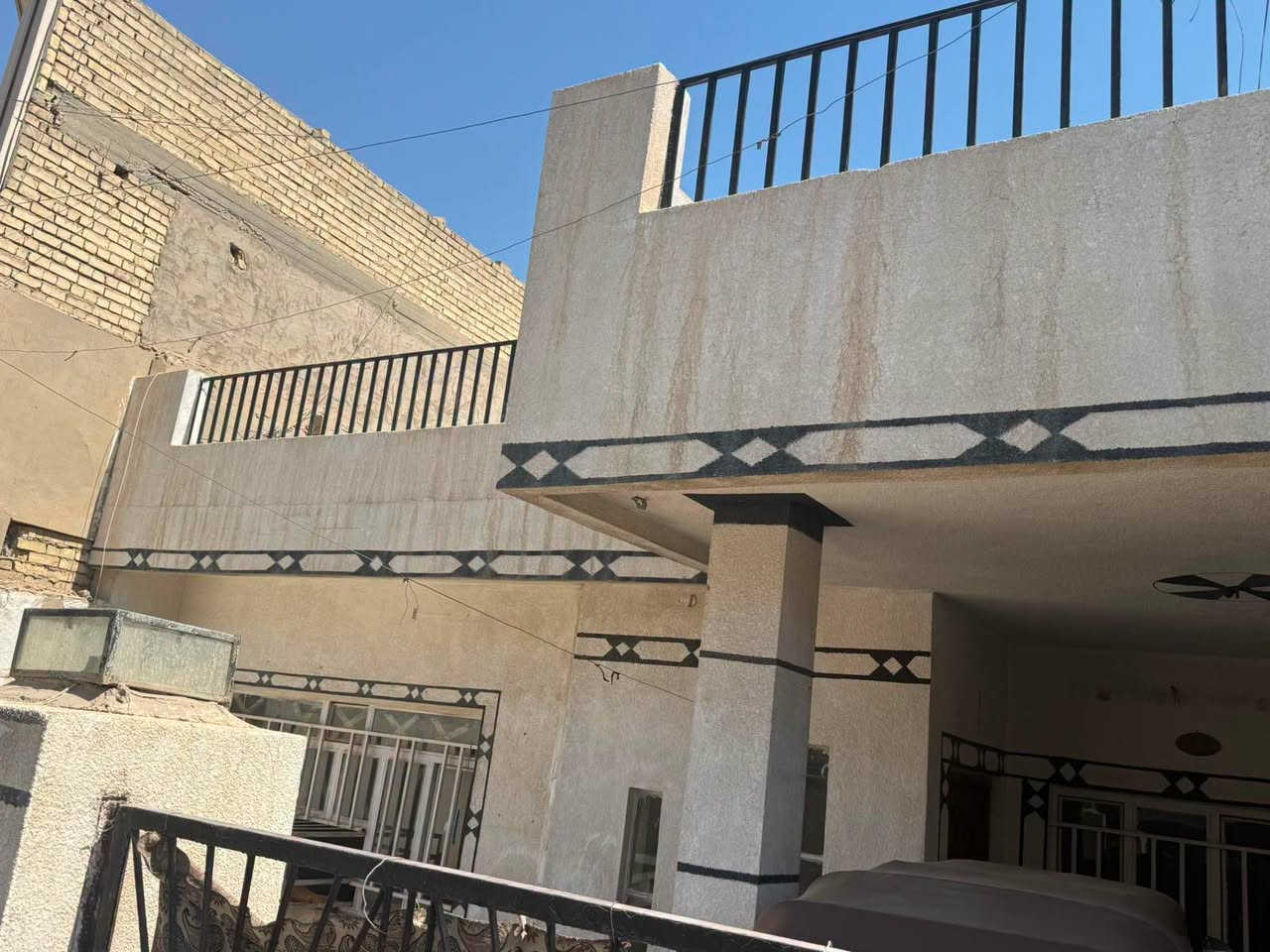 السلام عليكم للبيع للبيع يوجد لدينا بيت 200م في منطقه حي الجهاد الامانه باقرب من الشارع العام يحتوي على غرفتين نوم وصاله ومطبخ وخدمات هاتف ***********
