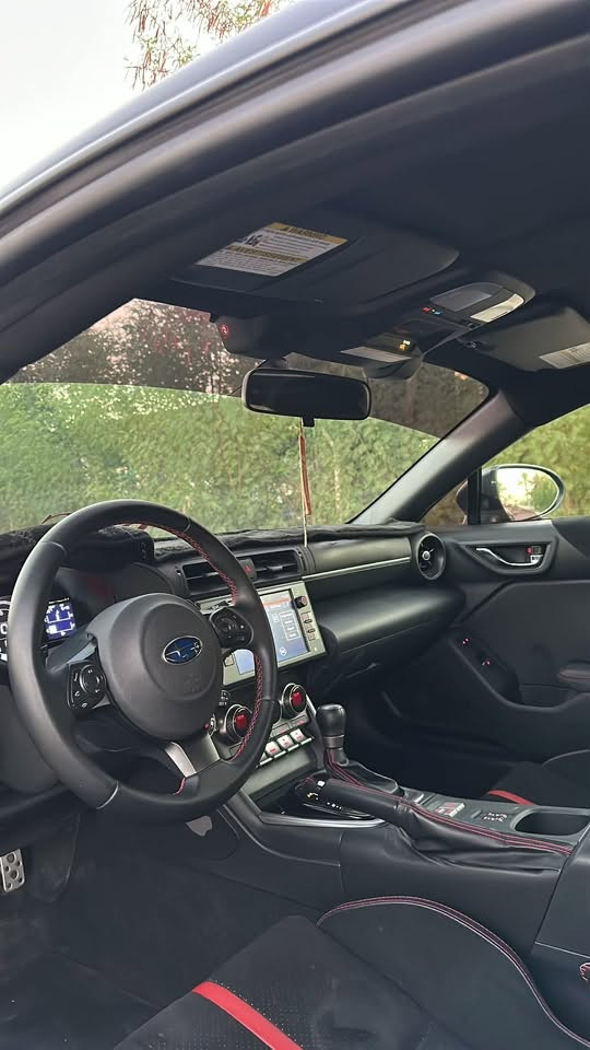 السلام عليكم
سوبارو نوع BRZ موديل 2023 ضررها جاملغ وبنيد بعدها جديده ما ماشيه تقريباً ماشيه 15 الف بس
لل استفسار ***********

