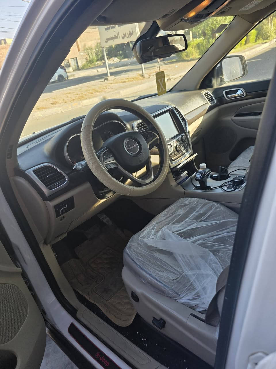 سلام عليكم
Jeep grand Cherokee
موديل 2014 سياره فول فتحه رقم بغداد سياره حلوه او نضيفه مابيها ي نقص. 
سعر. 215$
 او بيها مجال 
العنوان. ديالى 
رقم: ***********
