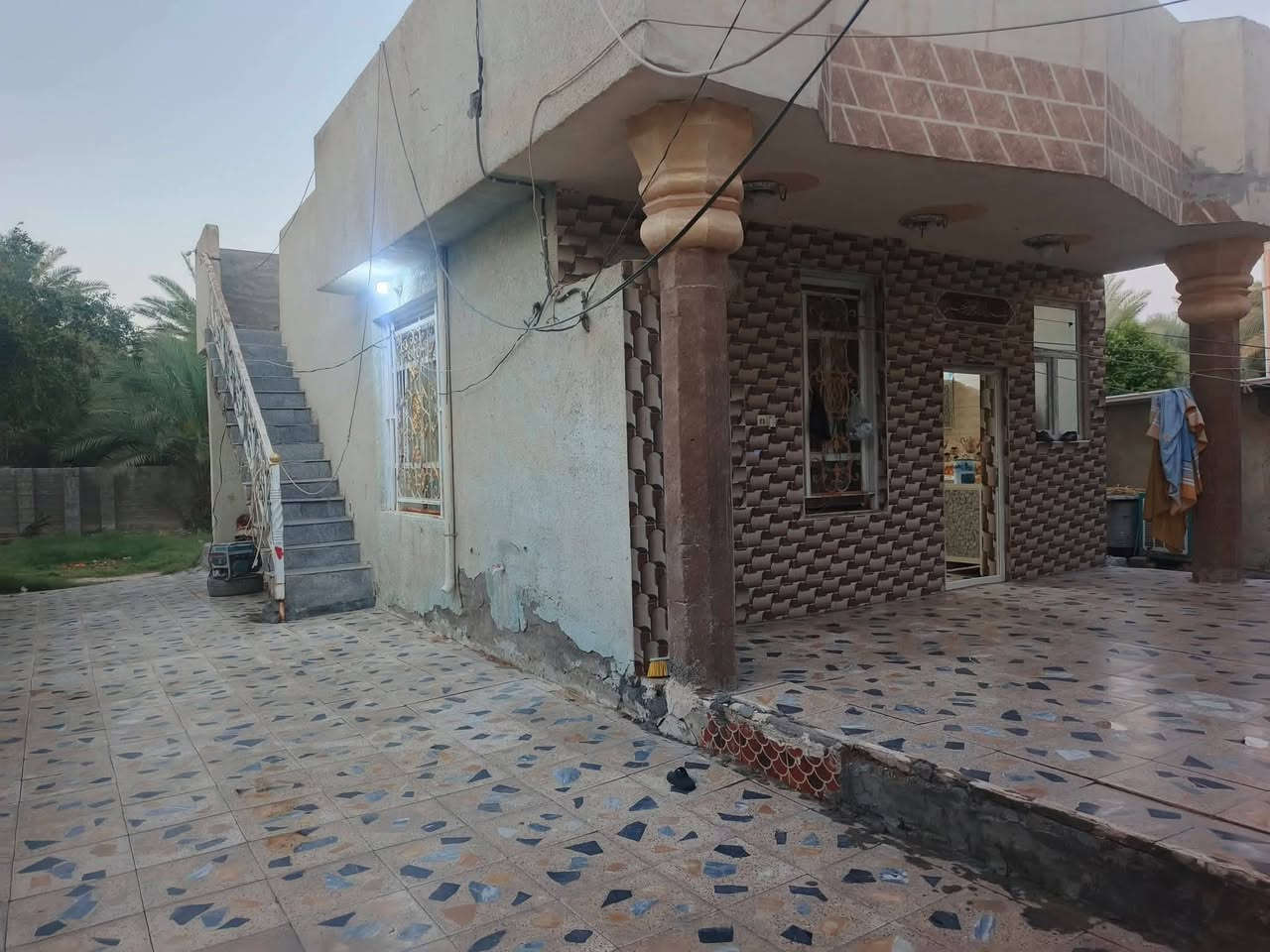 السلام عليكم
نصف دونم لبيع يحتوي على بيتين البيت الاول مساحته 250 متر يحتوي على ثلاث محلات تجاريه وحدائق وكراج للسيارات وطارمه واسعه يحتوي البيت عله الطابق الاول ثنين غرف وصاله ومضيف ومطبخ والطابق الثاني مشتمل كامل .....
...البيت الثاني مساحته 75 متر يحتوي البيت عله غرفه نوم واحده وصاله ومطبخ وحمامات وطارمه صغيره 
وره البيت كاع صالحه للزراعه 
موقع البيت طريق بغداد قرب مجمع الرحمان السياحي ...سعره 350 وبي مجال رقم الهاتف للاستفسار ***********
