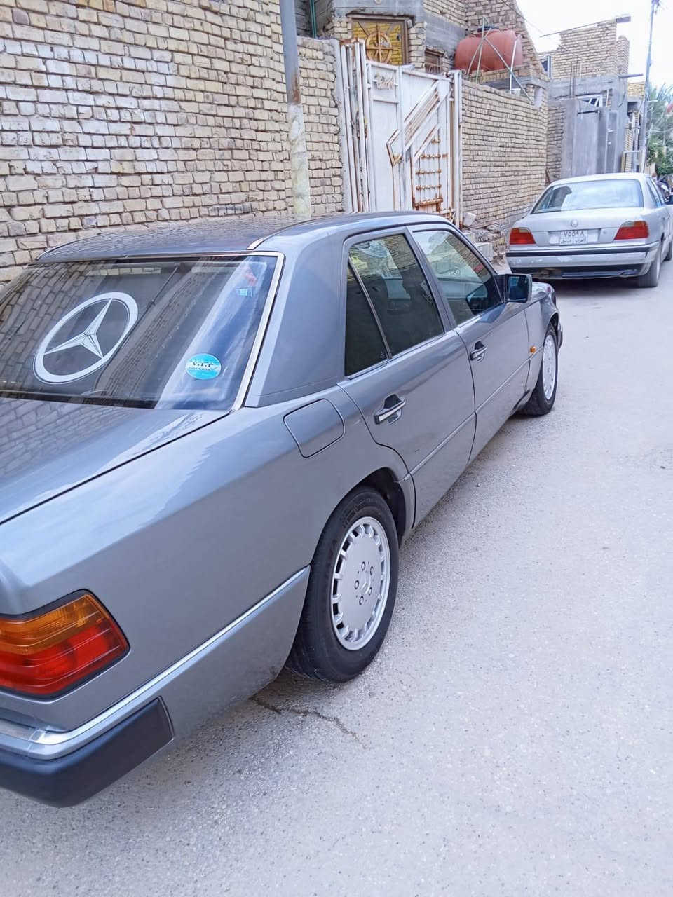 السلام عليكم ورحمه الله وبركاته
مارسدس دب حجم 300 رقم بغداد نكليزي مشروع وطني 
سياره جديده وجاهزه ومكفوله كفاله عامه من كلشي مجرد مصبوغه على جراد صبغ جماليه لاظربه لا خياس لا قواعد لا برانكيتات كله سليمه 
موديل 90 المكان ناصريه المركز 
للاستفسار تصال على الرقم ***********
 السعر 88 بيه مجال
