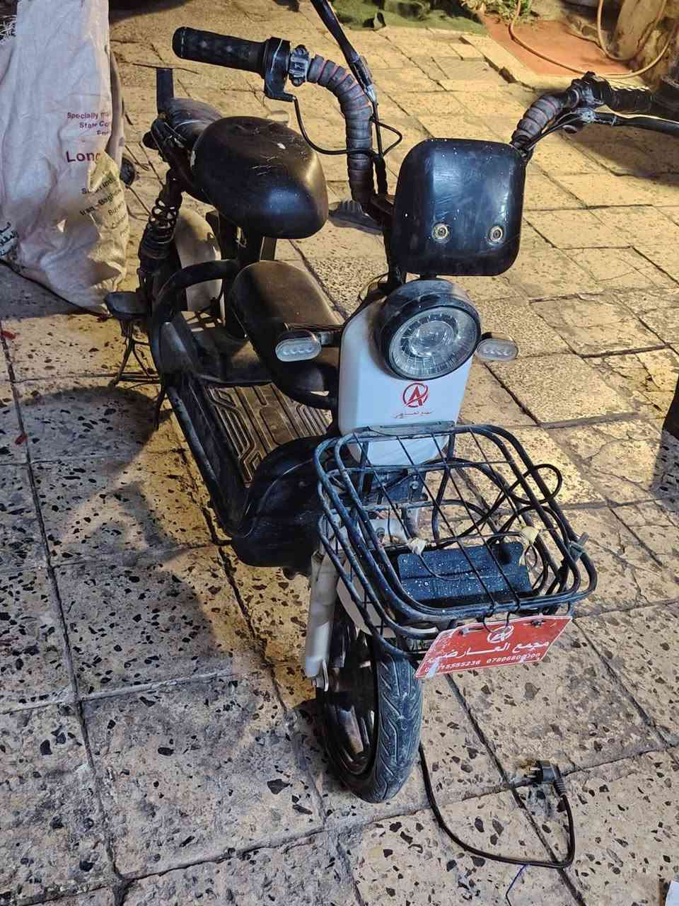 دراجه شحن نضيفه متروكه بيه خلل بسيط بلكهربائيات للبيع 
الشراي يتصل على الرقم ***********
