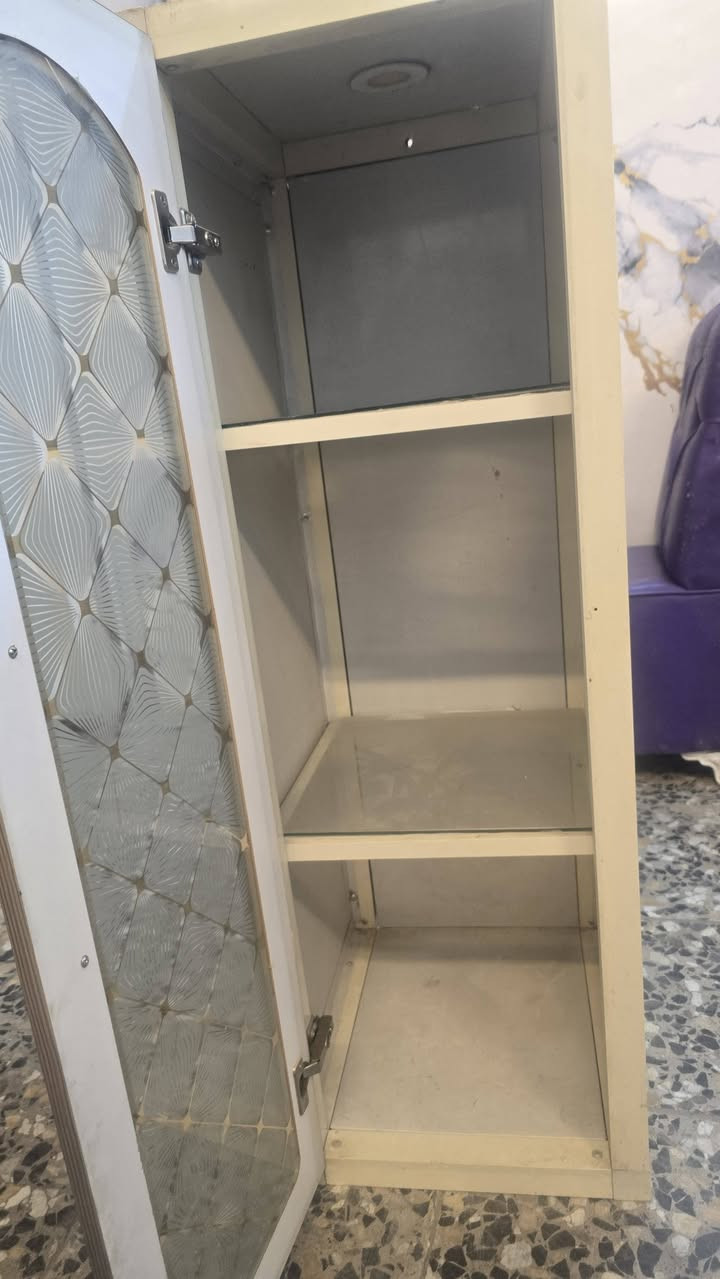 السلام عليكم سنك مرمر نضيف مثل ما واضح بالصورة سعرة ١٢٥ الف خانه نضيفه بدون اي ضرر وبيها سبورت لايت سعرها ٦٠ الف العنوان حي اور قرب جامع الخلفاء متواجد واتساب فيس اتصال ***********
