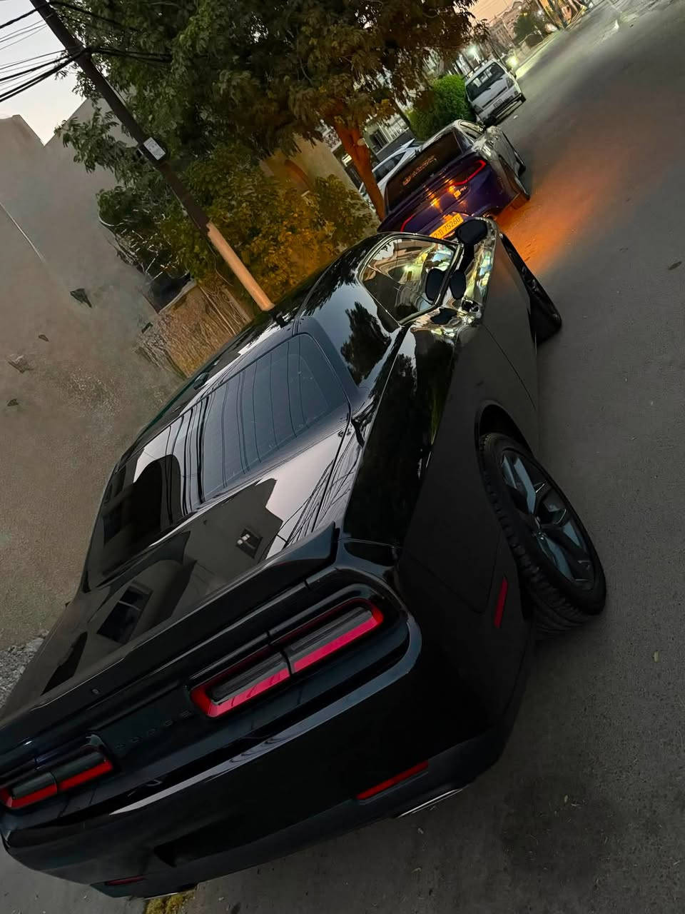 السلام عليكم 
دووج جالنجر 2021 SXT 
مكينة 3600 
6 سلندر 
رقم بغداد 
ماشيه 31 الف ميل 
سيارة نظيفة ما متعوبه 
السيارة حادثها جاملغ وبنيد وبارد بالباب على كد شبر . 
**********************************************
1- المصابيح الاماميه زنون عالي ناصي
2-كاميرا خلفيه دواره 
3- شاشه وسط 
4- داخل مخمل بلاد
5- دخول ذكي بصمه 
6- ويل حجم 20 اصلي  
7- حجر بيئة بلادي 
وباقي المواصفات الـ SXT المعروفة
***********************************************
*السياره جديده جدا وكدامكم الصور ومابيه نقص كير ومكينه وتبريد وحدادية وكهربائيات 
مكان السياره :بغداد الاعظمية ( سبع ابكار )
السعر ١٧٤ وبيها مجال بسيط 
  *********** واتساب
