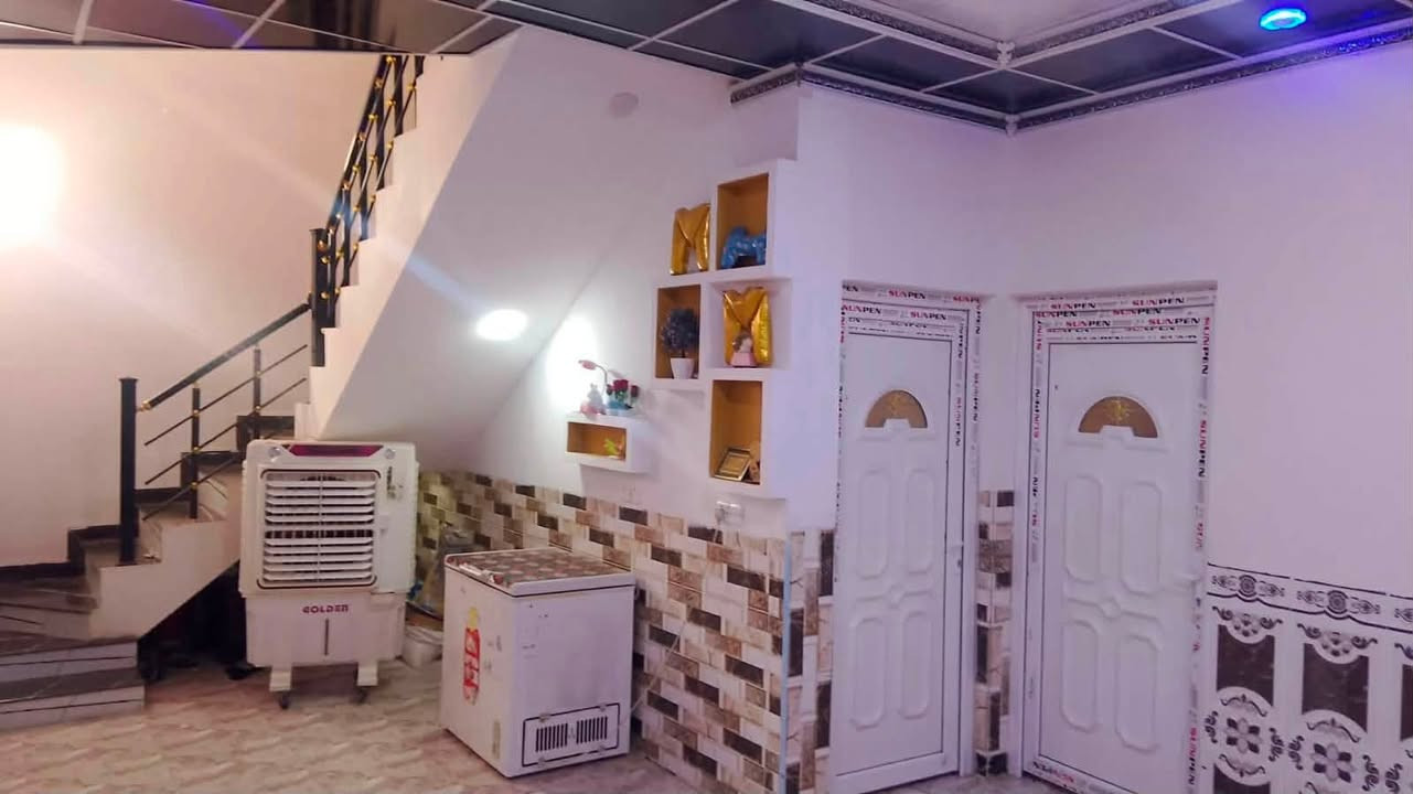 🏡 للبيع بيت مميز  بسعر 55 مليون فقط مساحة 200 م² 📍تكريت _الفرسان مقابل جامعة تكريت 
✨ مواصفات العقار:
▪️ غرفتين  نوم 5*4
▪️ ربعة استقبال بمساحة 7×4 م.
▪️ صالة واسعة بمساحة 6×5 م.
▪️ مطبخ بمساحة 6×3 م.
▪️ صحيات داخلية وخارجية.
▪️ ممر يحيط بالبيت.
▪️ كراج .
▪️ بناء بأساس راقٍ ومتين وقريب من المدارس و جامعة تكريت . 
📍 تكريت _ الفرسان _مقابل جامعة تكريت 
مجاور الملعب فرصة مناسبة للسكن والاستثمار.
📞 للاستفسار والمعاينة:
***********
