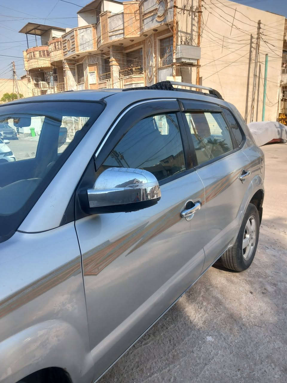 توسان للبيع السياره موديل ٢٠٠٧ السياره مثل متشوفون كشره بالصور وراد أمريكي بيه بأمريكا فقط الجامرلغ الي عكس جهة السائق بيه ضرر بدون دواخل السياره تبريد ثلج و كير ومكينه مكفولات صدره يراد شويه تصليح 
السعر ٧٧ ورقه الاتصال على الرقم ***********
مكينه ٢٠٠٠ دوش
