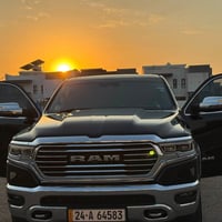 تتوفر دوج رام 1500 Limited Longhorn موديل 2023 باللون الأسود، بمواصفات...