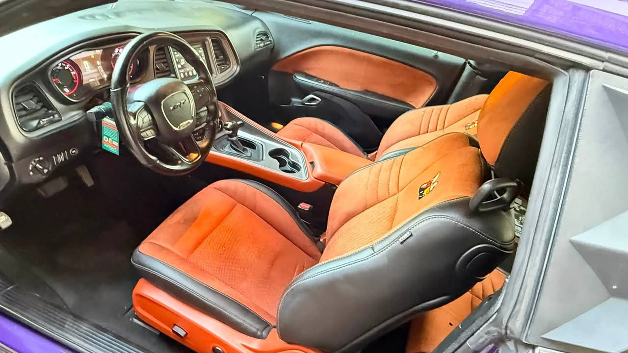 لموديل: دودج تشالنجر SXT 2023.
* المحرك: 3.6 لتر Pentastar V6.
* ناقل الحركة: أوتوماتيك 8 سرعات.
* نظام الدفع: خلفي (RWD)، . 
ماشيه 42 الف فقط 
* لون: بنفسجي للامع، وهو من أشهر ألوان الجالنجر
* كيت وايد بدي كامل:
    * 
    * صدامات رياضية.
    * سبلتر أمامي.
* الإطارات: عريضة بقياس 305.
* الشعارات: باللون الأسود (Blackout).

* مقاعد رياضية قماش بلادي .
* شاشة وسطية مع نظام Uconnect.
* دعم Apple CarPlay وAndroid Auto.
* كاميرا خلفية وحساسات اصطفاف.

سياره قطعتين صبغ بدون حادث  مجرد طخه  بدون دواخل ولا اي شي رقمها سليمانيه وكاله عامه ب اسمي تريد وكاله تريد سنويه ب اسمك 

مكانها بغداد الكراده ***********
180 قفل

