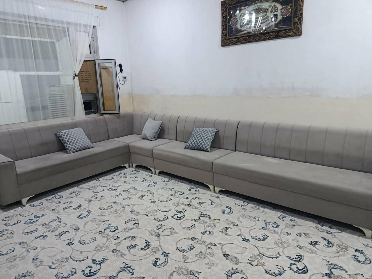 تاقمێکی ئێڵی دەنەفەری  دەستی دوو زۆر جوان و پاک  بەسیعرێکی زۆر گونجاو.
***********
