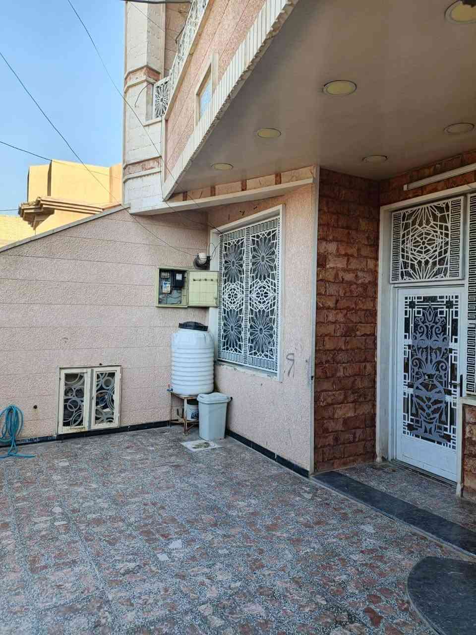 ‏السلام عليكم دار للبيع المساحه الكليه 200 متر
‏واجهيه 10 والنزال 20 البيت بناء حديث سنه 2023مربع مسلح بالكونكريت 
‏يتكون البيت من الكراج وحمام خارجي 
‏مطبخ حار بارد منظومه غااز خارجيه واستقبال وصاله مناور اثنين 
‏سته غرف نوم ثلاث حمامات وبلكونات اثنين 
‏سطوح كبار اثنين .. وبيت جاهز للسكن .. طابو ملك صرف 
‏عنوان منطقه الشعب الجمعيات خلف محلات عمار ابو الدهن قرب حسينيه قافله ام البنين الاتصال مباشر
‏***********
