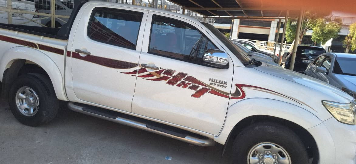 Hilux 2013 كويتي
***********
كير و مكينة نظيف 
بدون دعم
بها ملاحظات صغيرة
سعر 190 و مجال
المكان دهوك

نص مكتوب في الصور:
- FAST CARS