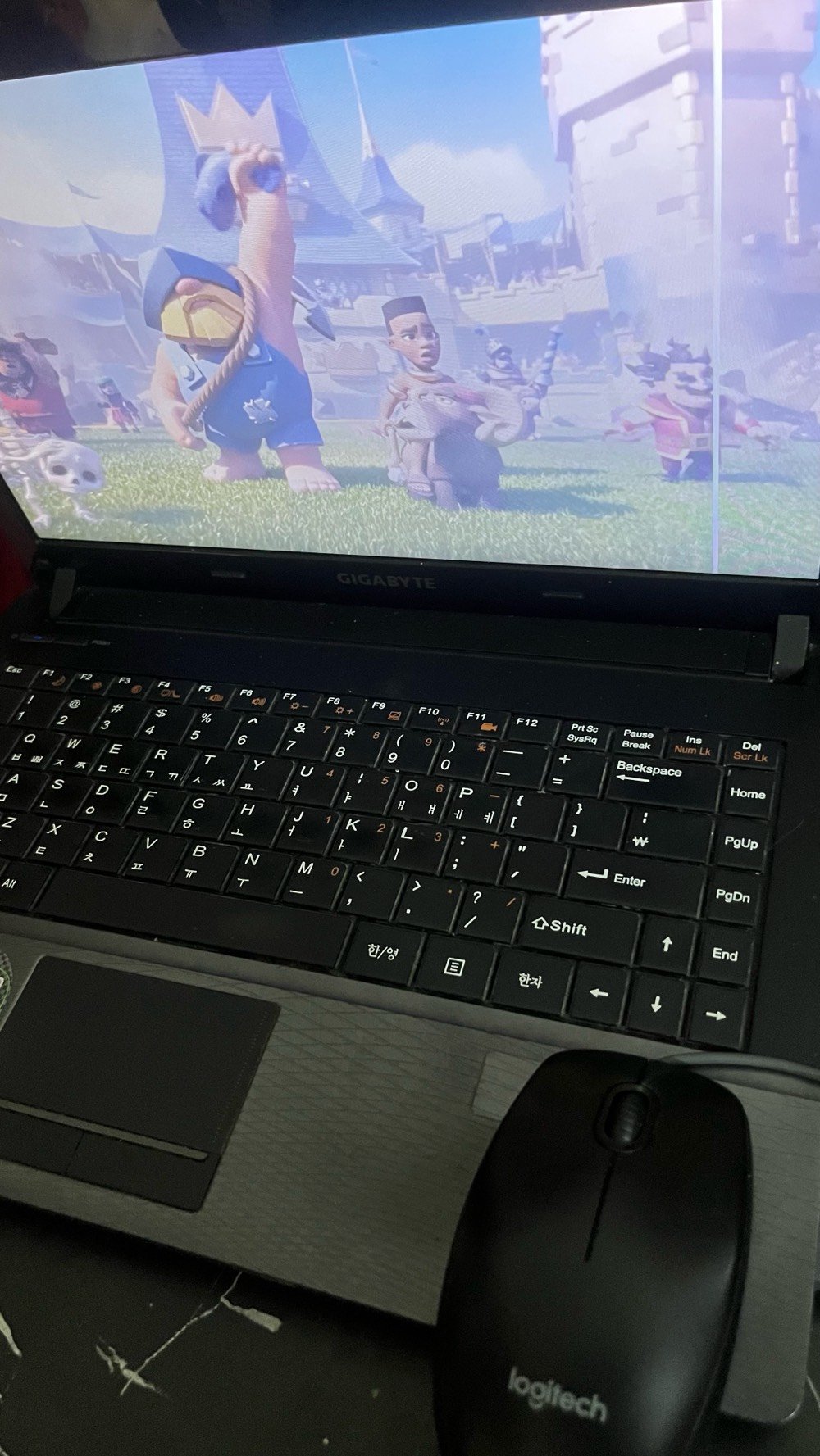 لابتوب gigabyte
المواصفات i7 gen 3 
الكرت مال شاشة gefore gt 630m
ورامات 8 
و hdd 300gb
ما مفتوح بس الشاشة بيها خط لانو سديتة قوي بس مياثر على الابتوب
وتوصيل موجود  مكاني بلشعلة بغداد 
الرقم واتساب فقط و خاص 
***********