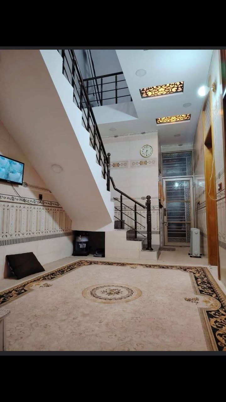 بيت  ١٠٠ متر بمجمع دار السلام عله حولي ميه طريق الزوار يبعد عن الامام ربع ساعه بالسياره بيت بناء حديث ٤ غرف نوم تبليط خدمات كامله عرض الفرع ١٠م ثاني بيت ع الشارع العام يرهم سكن او دار استراحه ***********
