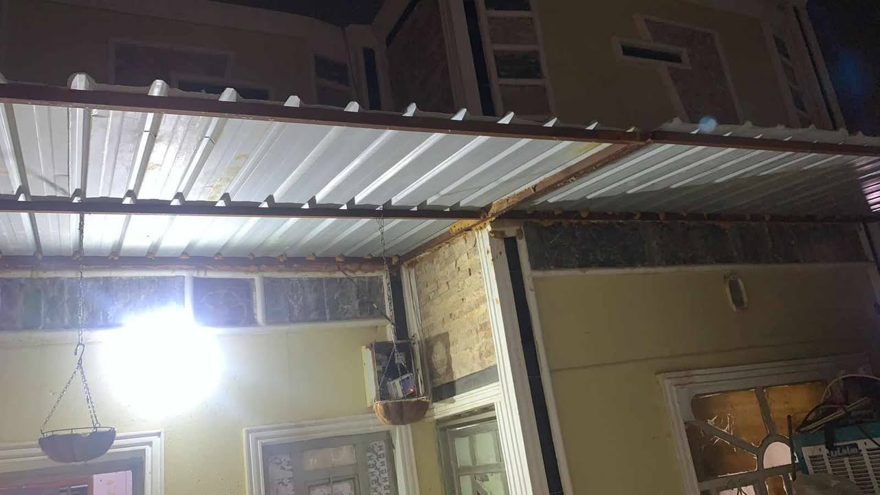 دار للبيع مساحته 120 اوقاف قرب مدرسة الوقف الشيعي  يتكون من غرفه نورم وصاله وستقبال ومطبخ وصحيات خارجية السعر ٣٠ هاتف ***********
