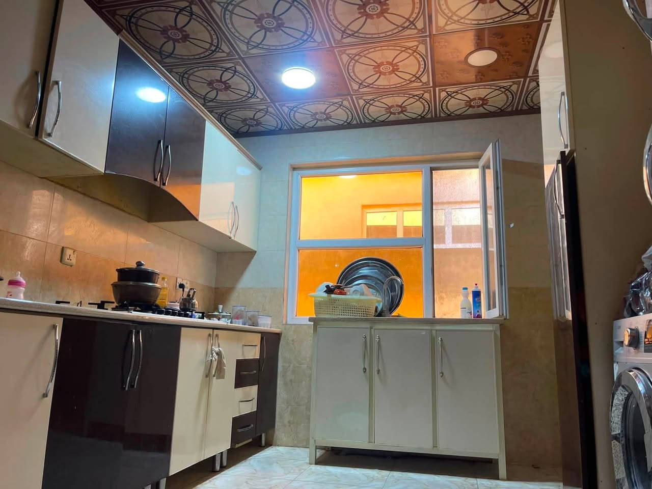 📍 للبيع – دار في منطقة أوبارة
قريب من مدرسة زورك الابتدائية وإعدادية أنام

🏠 المساحة: 188 متر

🔹 تفاصيل الدار:

* استقبال 4×6
* هول 4×4
* مطبخ 4×4
* غرفتا نوم:
    * 3×6 (مع أونص)
    * 3×6
* الدار بالكامل كاشي
* دكت تبريد
* درج معزول
* سقوف مغربية بالكامل
* كاميرات مراقبة
* كراج سيارة كبير

💧 الخدمات:

* ماء 24 ساعة
* فرع صب
* الكهرباء والماء باسم صاحب الدار

📄 الوضع القانوني:

* الدار ليس دورًا حكوميًا (تجاوز)، لكن تم تقديم معاملة كاملة للطابو في البلدية.
* عند البيع يتم نقل الملكية بموجب مكاتبة مع تحويل اشتراكات الماء والكهرباء إلى اسم المشتري.

💸السعر 45 مليون و بي مجال قليل

📞 للاستفسار: ***********
