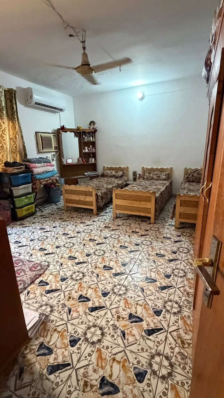 دار للبيع الموقع العبايجي فرع الكردي خلف اسواق قصي ركن على شارعين .المساحه ٣٥٠ متر الأتصال ***********
