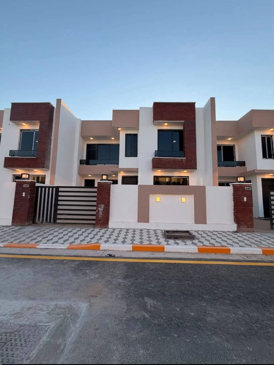 بيت للبيع مجمع الرياحين السكني.   (   A   )

(  جاهز للسكن -- استلام  فوري  --  زيرو  )

📍 الموقع: مقابل معسكر التاجي، مجمع الرياحين السكني.
✨ تفاصيل البيت: • المساحة: 200 م²
• 4 غرف نوم — غرفتين أرضي وغرفتين بالطابق العلوي
• غرفة ماستر
• 4 حمامات
• صالة استقبال
٠ صالة معيشة عدد٢
• مطبخ
• كراج
• حديقة 🌿
💰 السعر : 235 مليون
💵 المقدمة : 150 مليون
📌 المتبقي : 85 مليون للشركة من ضمنها دفعة الاستلام 
📞 للتواصل *********** واتساب
