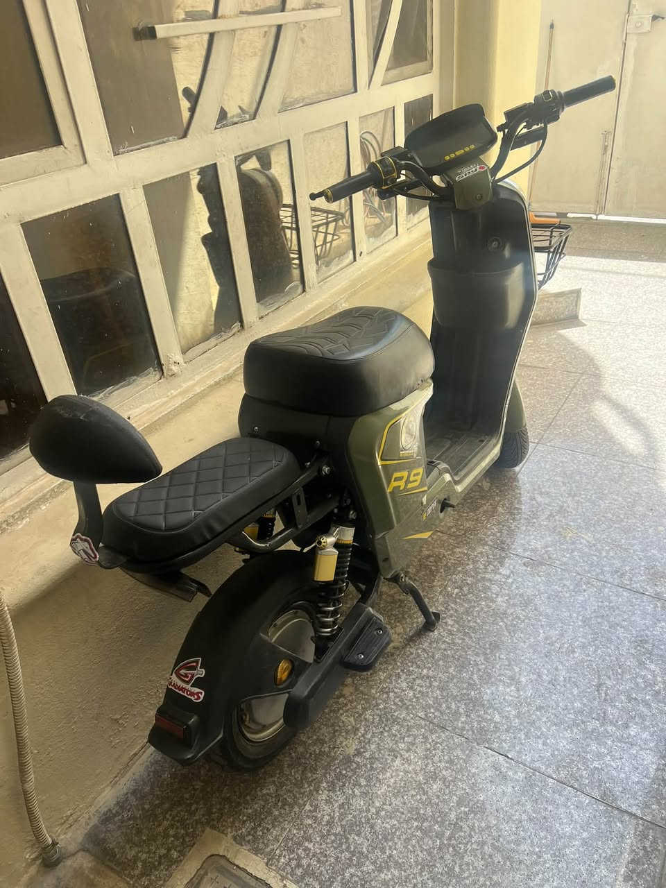 سلام عليكم اخوان عندي دراجه شحن موديل 26جديدهR9مستعمل اقل الشهرين بغداد حي الجامعه تلفون ***********
