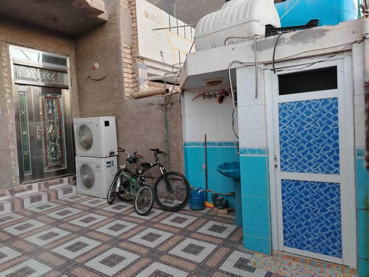 � على بركة الله تعالى — دار طابو ملك صرف للبيع في حي التحرير
للبيع دار سكنية مميزة الموقع في حي التحرير، مقابل مستوصف التحرير الثاني وتبعد مباشرة بفرع واحد فقط ، الموقع هادئ وذو مساحات خضراء ومكتمل الخدمات.

📐 المساحة:

* مساحة الدار: 100 م²

* واقع الحال: 115 م² 

* مع وجود منور خلف الدار .

🏡 مواصفات الدار:

* كراج داخلي وخارجي للسيارة.

* صحيات داخلية وخارجية.

* استقبال للضيوف.

* صالة جلوس كبيرة.

* مطبخ حديث.

* الطابق الثاني يتكون من غرفتي نوم.

* الدار مبني بالطابوق الحديث.

* سنة البناء تقريباً 2016–2017.

🛣️ المنطقة مكتملة الخدمات، وتشمل:

* شبكة مياه شرب ٣خطوط.

* شبكة مجاري وصرف صحي.

* شبكة اتصالات وطنية للإنترنت.

* تبليط الشوارع.

* أرصفة مكتملة.

* منطقة سكنية هادئة ومهيأة للسكن.

* واجهة الدار فقط مع الدرج الداخلي غير مكتملة، مما يتيح للمشتري إكمالها حسب ذوقه ورغبته.

📸 الدار كما موضح في الصور المرفقة.

📍 الموقع: التحرير – مقابل مستوصف التحرير الثاني – قريب من الشارع العام .

للاستفسار والتواصل بكل ترحيب:

                                    📞 *********** 

👤 المهندس خالد مخيبر القيسي
