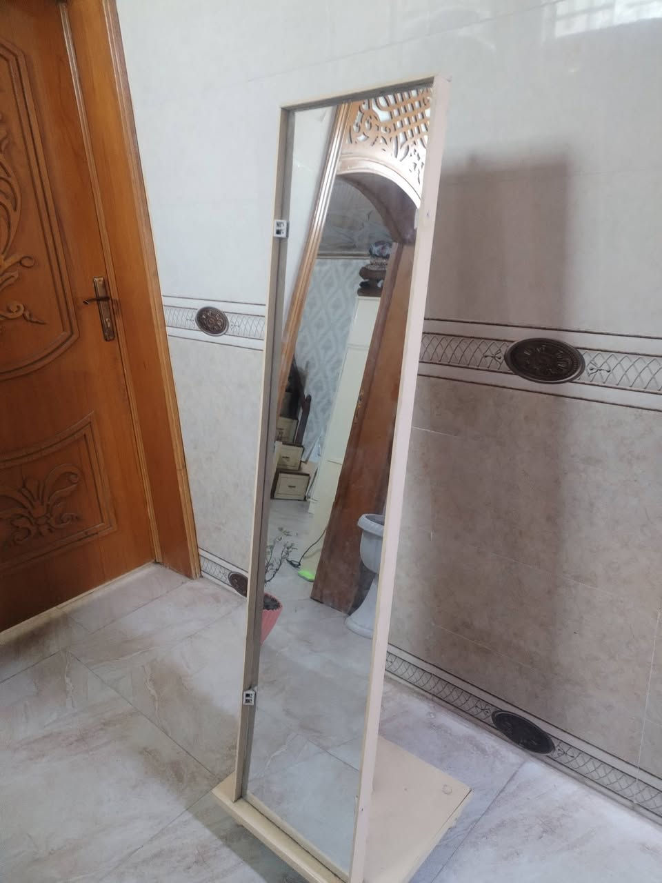 غرفه تسكام كنتور ملحق تتكون من جربايه طابقين ام المخزن مع كنتور ابو تلاثه ملحق مع ميز مرايه سحب  مع مرايه الشراي يتصل او ع الخاص ***********
