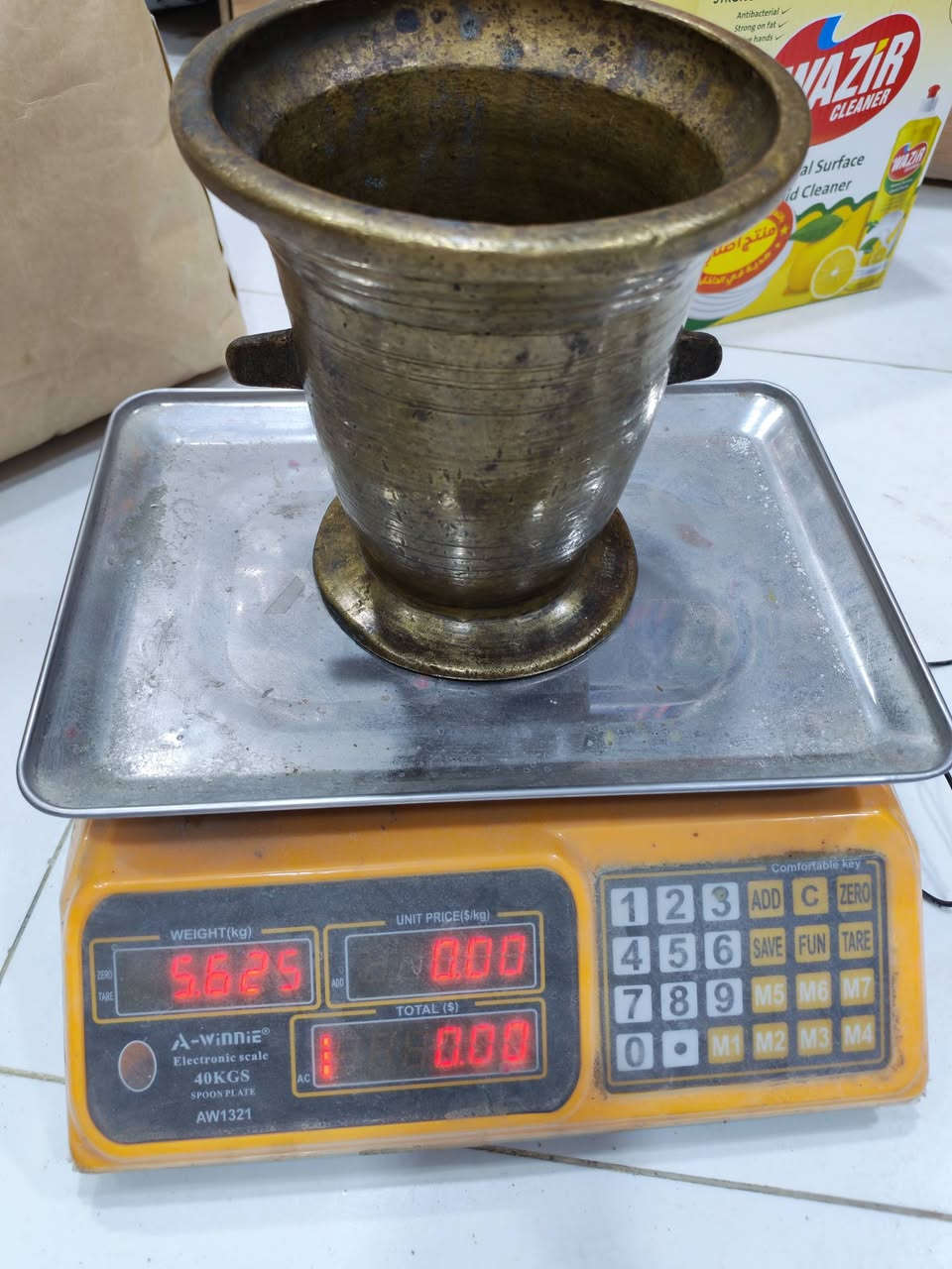 السلام عليكم
هاون تحفه قديم ابو التراچي نظيف وخالي من اي عيب وزن 5 كغم و600 غم

ارتفاعه 20 سم وعرضه 18سم

اليد مالته وزنه 1كغم و900 غم وطولها 32سم

مكانه ناصريه وسعره عالخاص للمشتري وحياكم الله
***********
