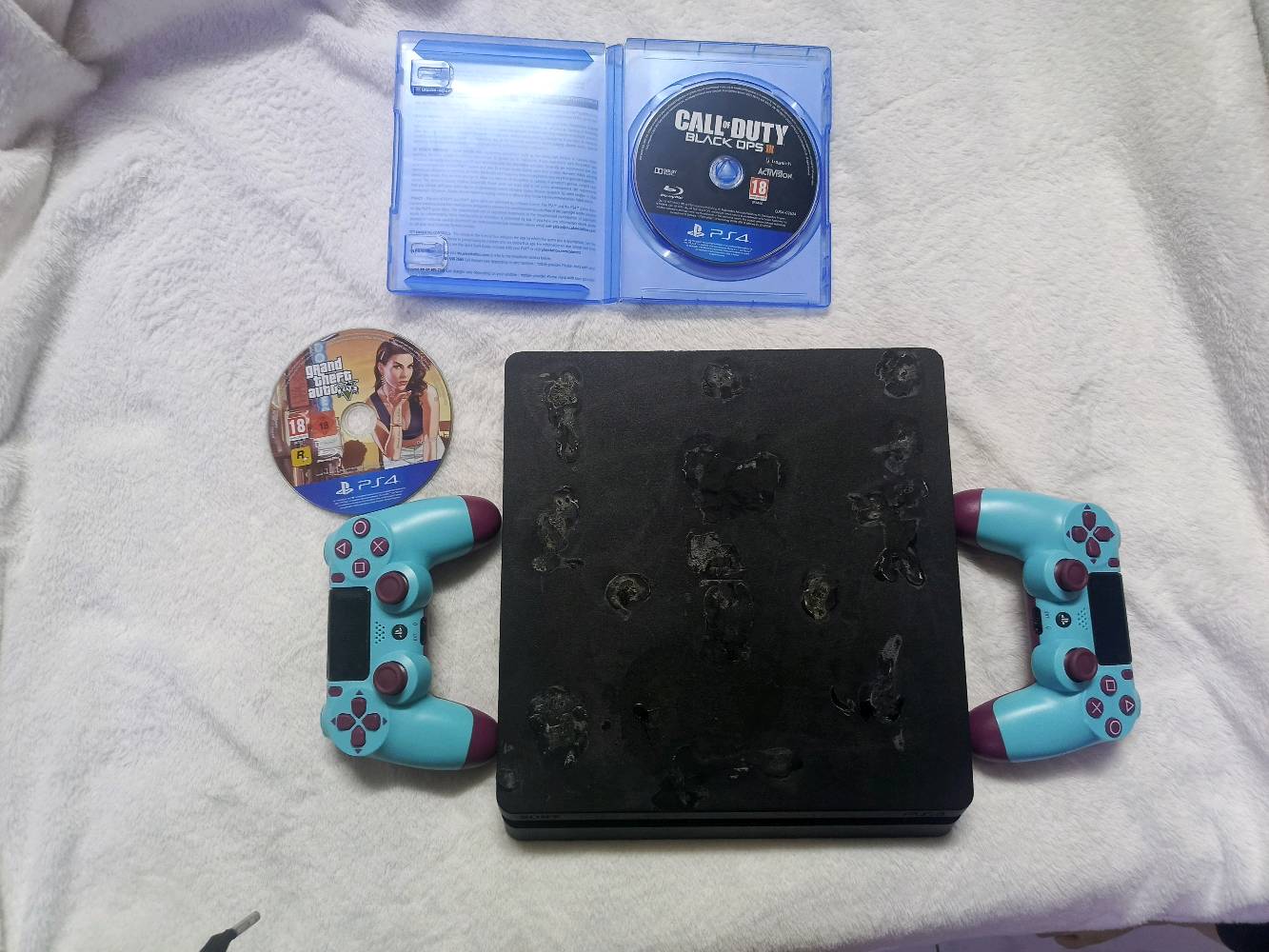 🔥🎮 عرض قوي للبيع — PS4 Slim كامل وياه ملحقاته! 🎮🔥

للبيع PS4 Slim بحالة زينة وشغال بدون مشاكل، جاهز للعب مباشرة 💯

📦 يجي وياه:
🎮 الجهاز PS4 Slim
🎮 3 جوستيك — واحد أصلي + اثنين تجاري
💿 GTA V
💿 Call of Duty: Black Ops III

🔥 يعني كلشي موجود حتى تلعب أنت وربعك مباشرة، خصوصًا ألعاب الـMultiplayer 🎮

✅ الجهاز شغال تمام
✅ 3 جوستيك
✅ لعبتين على أقراص
✅ مناسب للبيت واللعب الجماعي

💰 السعر:[350الف📍 

المكان: [ا البصرة]

📩 للجادين مراسلة خاص، والبيع حسب الاتفاق.
