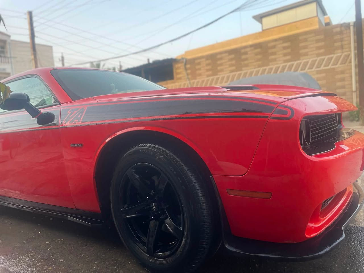 بسم الله يا الله
للبيع جالنجر RT موديل 2017

* المحرك: HEMI 5.7 V8
* ناقل الحركة: أوتوماتيك 8 سرعات
* الدفع: خلفي (RWD)
* اللون: برتقالي
* الممشى: 55 ألف كم

حالة السيارة:
* عقل الوكالة مقفول وغير مبرمج أو مملعوب بيه.
* المراوح كلها بلديات وممبرمجة
* الفصلة للـ 4.
* المحرك والكير مكفول والسيارة استخدام شخصي لا استعراض ولا ساحة
حجر شادلها مال سكات ٢١ 
بقية الكزوز بلادي
شاشة جبيرة و كامرة
كشنات تدفئة وتبريد بس ما اعرف شنو مشكلة ميشتغلن
جاهزة للفحص بأي مكان يختاره المشتري.

حادثها موضح بالصور جاملغات امامي ثنينهن وباب سائق وبنيد مصبوغ وشوية يم قبغ البانزين 
 اعتبرها حزام 
راديترات جديدة مبدلهن البقية على وضع وكالة حتى ويالة مبدلهن اكبر علمود احافظ على سيارة والصدر
يرادلها شوية ترتيب مازدات ودعامية فقط

💰 السعر: (145$) وبيها مجال 
📞 للتواصل: (*********** مكاني الغزالية او منصور
