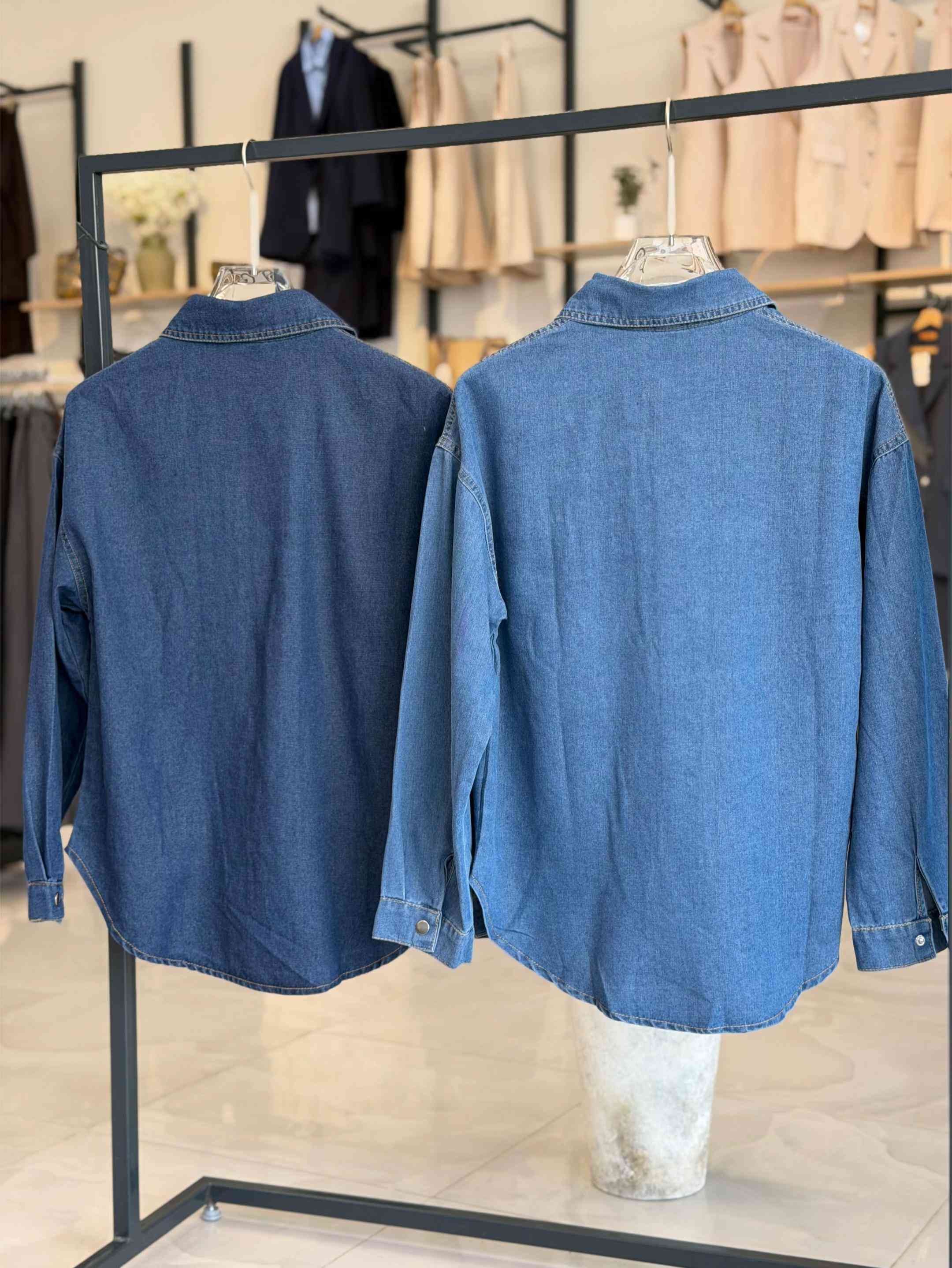 قميص جينز بسعر 16,000 فقط ❤️‍🔥 قياسات : M,L,XL  السعر : 16,000 فقط  خامة جينز ثقيلة 🧵 #مجمع_كوين_فرع_الموصل 📩 راسلونا للطلب والاستفسار  العنوان : الموصل - حي النجار - مقابل تودي مون هاتف 📞 : *********** 🚚 خدمة توصيل متوفرة لكل العراق
