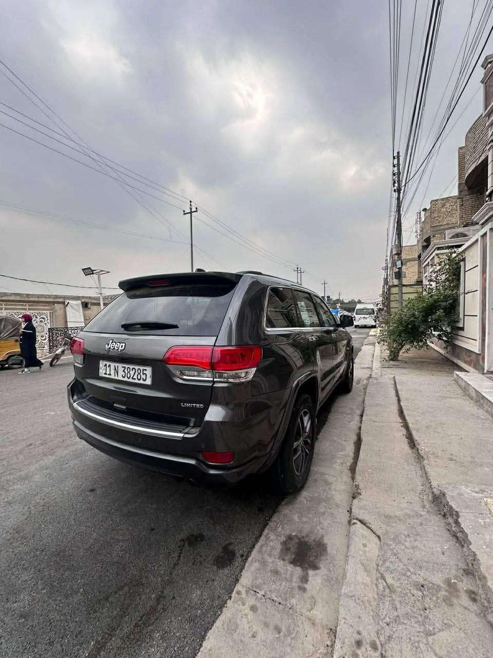 🚗 **جيب غراند شيروكي (Jeep Grand Cherokee) - موديل 2017** 🚗
**المواصفات والتفاصيل:**
 * **الفئة:** ليمتد (Limited).
 * **الموديل:** 2017.
 * **اللون:** رمادي غامق (ماوس).
 * **الرقم:** بغداد (مشروع وطني / ألماني) جاهزة للتحويل.
 * **مكان السيارة:** بغداد.
 * **رقم الشاصي (VIN):** 1C4RJEBG7HC960051
**تفاصيل الحادث والحالة:**
 * **الحادث:** حادث سرقة من أمريكا.
 * **الضرر والصبغ:** صبغ بنيد فقط من أمريكا.
 * **الحالة الفنية:** السيارة مصلحة وجاهزة وبأفضل حال، محرك وجير وبودي بشرط الفحص.
💵 **البيع أو المراوس:**
 * للبيع cash أو مراوس حسب القناعة.
📞 **للتواصل والاستفسار:**
[***********] تاهو جارجر فرق موجود

نص مكتوب في الصور:
- ١١:٣٣ منشور Ibrahem > أعجبني تعليق مشاركة 2017 JEEP Grand Cherokee VIN 1C4RJEBG7HC960051 APPROVED NMVTIS DATA PROVIDER BLOCKCHAIN CONFIRMED DATA تنزيل التقرير Share أعجبني تعليق مشاركة
