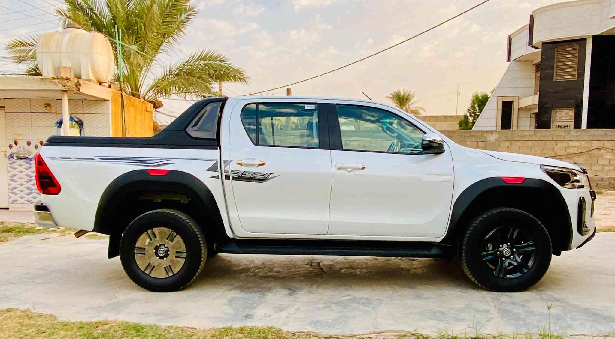 سلام عليكم 
للبيع بيكم اب هيلوكس ساز فول موصفات 
محرك ٦ سلندر ٤٠٠٠ مذهبه سيارة ماشيه ٣٤ ألف حقيقي اخت الزيرو رقم أربيل بسمي 

سيارة مكفوله كفالة عامه بيها سونار جديد
مكان السيارة بغداد السعر ٢٧٥

اي ستفسار اتصل ***********
