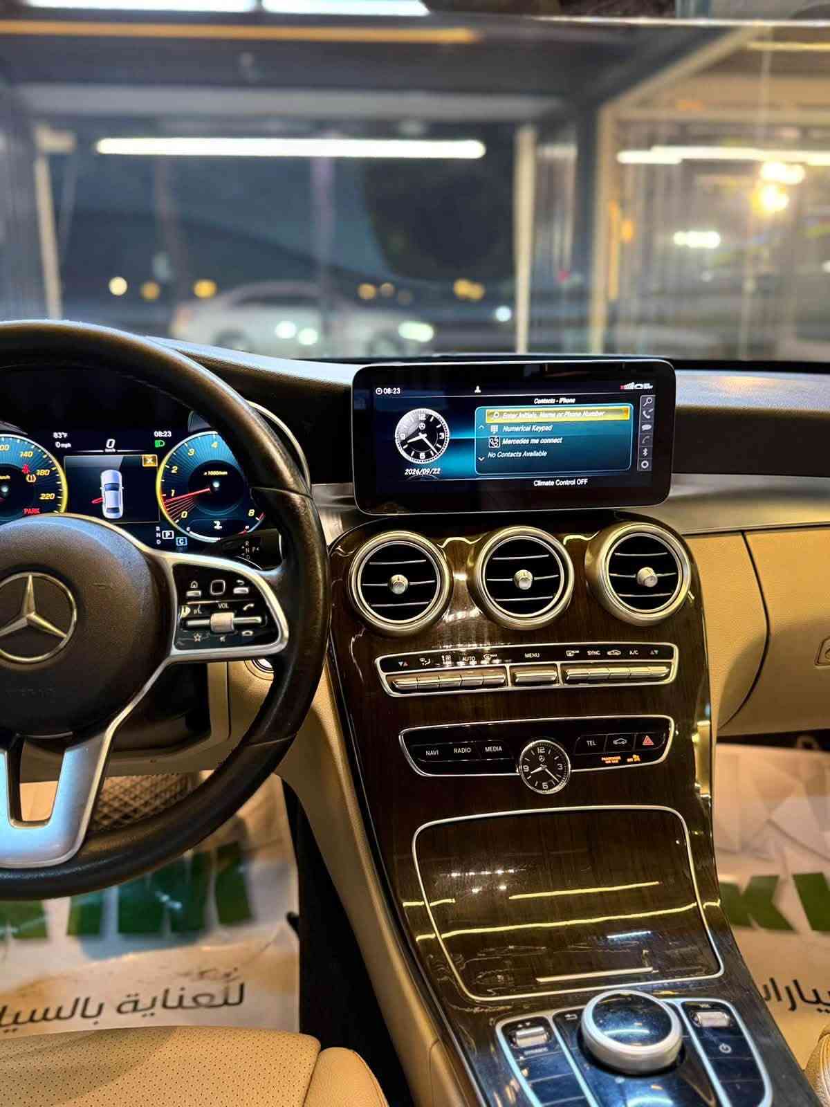 السلام عليكم 
مارسيدس c300 
2021 السيارة جديدة مابيها اي نقص 
ماشي 83 ميل
السعر 240$ 
السيارة بيها صبغ باب وجاملغ فقط 
للاستفسار
***********
