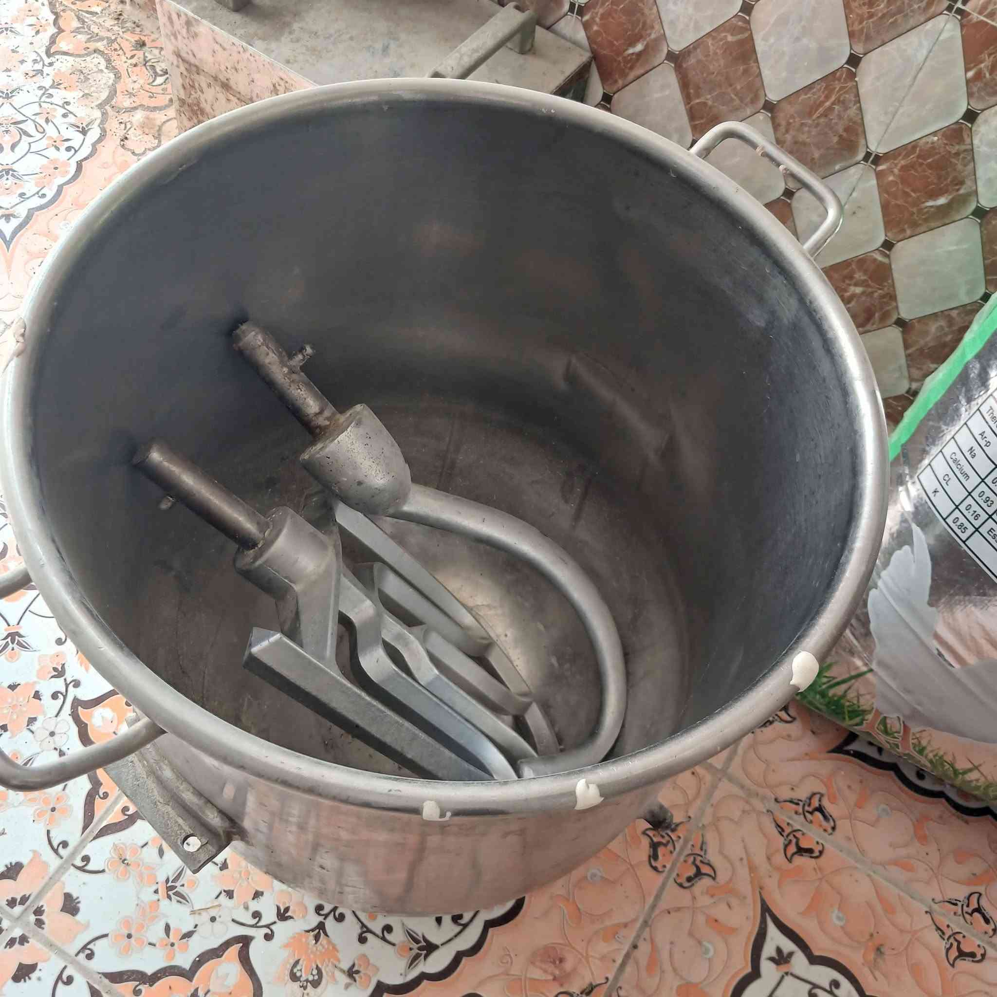 خلاط کبیر ایرانی سبه کار من اقوی خلاطات فی ایران ٦٠ لتر للبيع و هذا رقمي***********
