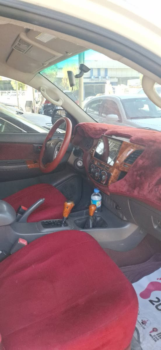 Hilux 2013 كويتي
***********
كير و مكينة نظيف 
بدون دعم
بها ملاحظات صغيرة
سعر 190 و مجال
المكان دهوك

نص مكتوب في الصور:
- FAST CARS