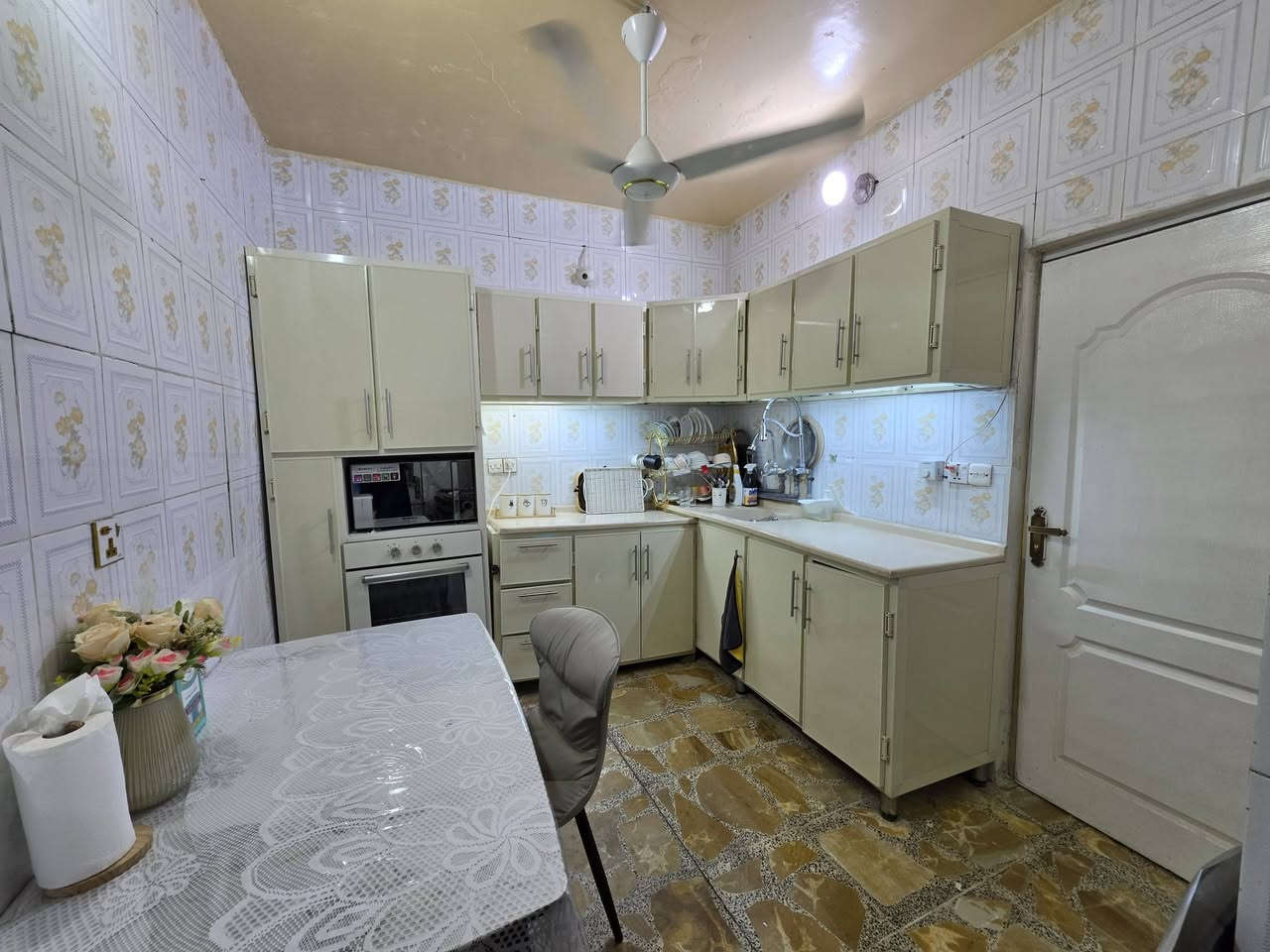 دار للبيع - طابو زراعي - مستعجل
الدار يقع في كربلاء - حي الحوراء

 يحتوي على غرفتين نوم

 صالة وهول 

مطبخ وصحيات عدد 2

سطح ناصي +سطح عالي

كهرباء (وطني + مولد خط ذهيي) +ماء + مجاري

طريق بغداد كربلاء مقابل عمود 37

يبعد عن الإمام الحسين عليه السلام 3 كم فقط

يبعد عن طريق بغداد 300 م فقط

ممتاز للزيارات وصالح للسكن

الواجهة 6 م والنزال 18 م

البيت معروض للبيع  بدون الأثاث 70 مليون، مع الاثاث 80 مليون
للاستفسار أكثر  ***********
