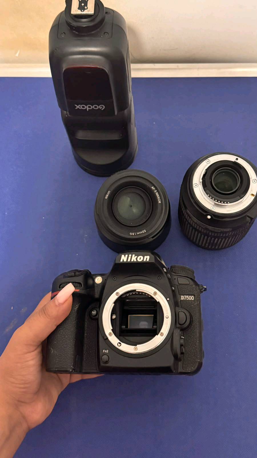 ​📸 للبيع: بكج تصوير احترافي متكامل - Nikon D7500 بحالة ممتازة! 📸
​عرض مميز للمصورين وصناع المحتوى، مجموعة تصوير متكاملة بحالة ممتازة وجاهزة للاستخدام الفوري:
​🔹 جسم الكاميرا: Nikon D7500 (كاميرا احترافية غنية عن التعريف)
🔹 العدسات المتوفرة:  
​عدسة العزل والبورتريه: Nikon AF-S 50mm f/1.8G  
​عدسة الزوم الشاملة: Nikon DX 18-105mm VR
🔹 الفلاش: فلاش Godox احترافي
🔹 الملحقات الإضافية:  
​كفر حماية سيليكون أصفر للكاميرا  
​شاحن البطارية الأصلي  
​غطاء حماية وشمسية للعدسات (Lens Hood / Cap)  
​✨ الحالة: كافة المعدات نظيفة جداً وبحالة ممتازة وبدون أي مشاكل.  
​💰 السعر: 1350,000 دينار عراقي (قابل للتفاوض البسيط للجادين)