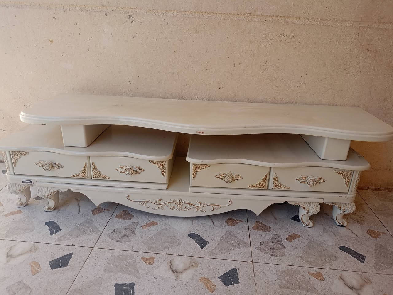 ميز تلفزون • نظيف • ٤ قطع