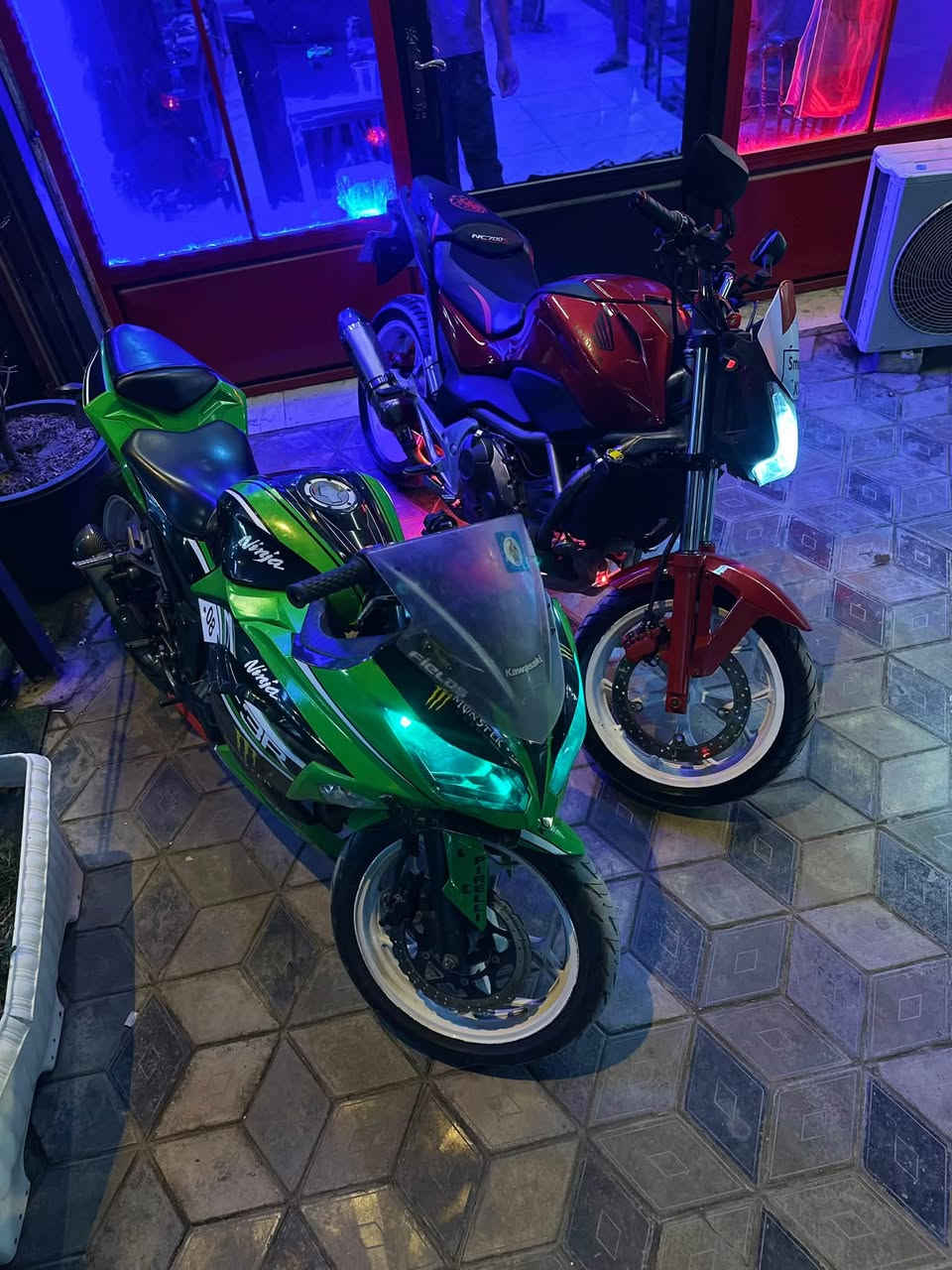 السلام عليكم ❤️
 للبيع هوندا nc700s 2013 ❣️
رقم و سنويه ميسان انكليزي مشروع وطني وين متريد احولك 

الدراجة ما شاء الله عروس معتني بيها كلش و بحالة الشركه 
عليها ادامه كامله حته للبرغي (نوزلات جدد ، بلكات BOSCH جدد ، مجاول جدد ، الثروتل (الجويتر) بحالة الوكاله ، باتري جديد ، فلتر شوته ، فلتر بانزين ،  تانكي يلمع ، ادامه لمنضومة التبريد و المي كامله يعني الراديتر بالجيس ، ادامه لمنضومة البريك كامله ، دسكات امامي و خلفي جديد و بعد اكثر معتني بيها ) 
نوع الزيت المسخدم Addinol full synthitic🩵
نوع سائل التبريد Eurol💚
نوع زيت البريك LIQUI MOLY💙
و شرط الزيوت ما اجيبها اذا مو من الشركة 
بانزين كله محسن لو سوبر 🧨
تخم تاير جديد Scorpion Attack 
الإضافات الي عليها 👇🏻
اكزوست اكرا اصلي صوتها كلش حلو و البلاديه موجوده ❤️
عدسه زنون ام المروحه ❤️
يدات رياضيه مريحه ❤️
يدات بريك رياضيه ❤️
لدات مخفيه بلون احمر اسفل الدراجه ❤️
اشاير BMW لد (اشاره لكزز + لد احمر ترحيبي + ثابت)❤️
كشن تصميم خاص من المبدع cover bike 🧨

شباب الدراجه مصروف عليها كلش هواي بس الكشن ب 150 الف 🧨 و متعوب عليها اكثر  بعد و ابد ما متعوبه ماشيه 55الف 

شباب الدراجة نازله من السنتر و حالياً عارضها للبيع مكاني زيونه 
سعرها 40 $ و بيها مجال للطيبين رقمي *********** مابي واتساب و *********** بس واتساب 
اعتذر على الاطاله ❤️
