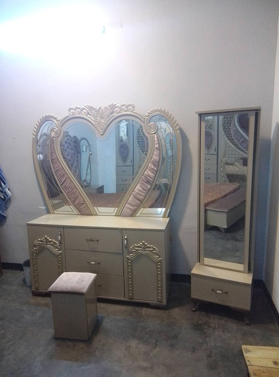 السلام عليكم  
للبيع غرفة نوم تركيا مستخدمه 
 خشب  ثقيل  الاصلي 7 قطع 
السعر والاستفسار
 على رقم فقط ***********
