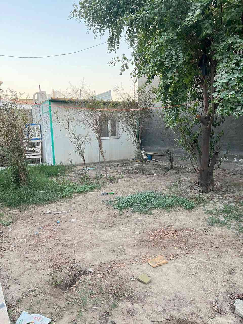 السلام عليكم ورحمة الله وبركاته..
دار للبيع  طابوا زراعي سند 25
العنوان شارع حولي المطار فوك من قرية الغدير عمود 321 وتنزل خدمات كاملة ماء وكهرباء وطني محوله جديدة خاصة للشارع  ( ميزانية كهرباء) وخط  مولده اهلية. الشارع 45 بيت فقط مساحات كبيرة
متوفر سوق كامل متكامل من اسواق وانشائية وصيدليات وخباز وحلويات وكببجي وسماك وبنجرجي وتبديل دهن سيارات وحداد ونجار وابو جام.. مساحة الدار 495 متر واجهة 15 النزال 33.. مساحة البناء 180 متر حديقة امامية وحديقة خلفية
البناء غرفتين 4*5 داخل كل غرفة حمام وتواليت.
 صالة 7*4
استقبال 7*4
مطبخ 5*4
حمام 4*2
حمام وتواليت خارجي للضيوف
الاساس صب درجة أولى
السقف صب درجة أولى
الارضية كاشي درجة أولى كهرباء دفن كله درجة أولى تأسيس  الكهرباء والماء والمجاري درجة أولى حدادية درجة أولى البيت جاهز مابي اي نقص البناء بلوك الطفيلي درجة أولى
الحديقة الامامية فيها تين وورد جوري وبعض الورود
الحديقة الخلفية فيها شجرة السدر ( النبك)
رمان
الحديقة الخلفية فيها غرفة كرفان سندويج 3*4 جديد
مخزن جينكو جديد مساحه 6*3
البيت يباع مع الاثاث او بدون اثاث حسب رغبة المشتري
البيت طابو زراعي معاملة التحويل كامله ومستلم رقم بلدية.. 
البيت مال جناي 

للاستفسار اكثر ع الخاص او الواتساب 👇 او الاتصال ع الرقم ***********

