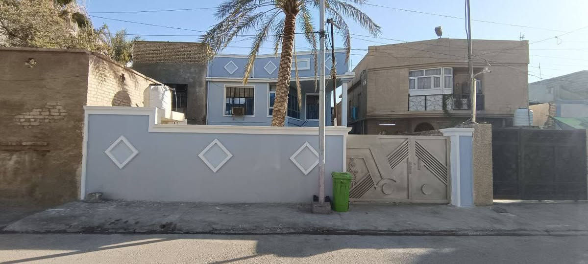 السلام عليكم دار للبيع طابو صرف  المساحة 354متر في التحرير شارع ٤٠ فرع اسواق علاء يحتوي على الطابق الاول غرفتين نوم وستقبال  ومطبخ وحمام وتواليت داخلي وخارجي طابق ثاني ثلاث غرف نوم ومطبخ وتواليت وحمام 

 اني مكلف بالنشر السعر انت وصاحب الدار ***********
ملاحضة#الدار بناء متوسط لاقديم كلش ولا جديد يعني ابيعلك قطعة !!!!

