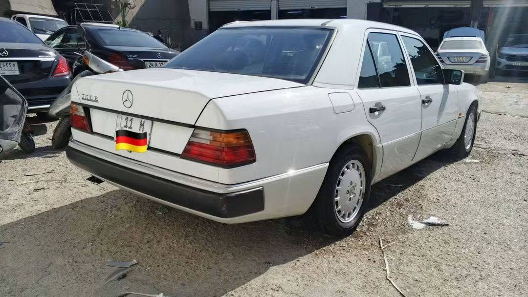 بـسـم الله ماشاء الله 🧿
مرسيدس دب E300
موديل:1992✨
مواصفات:
صاج مشطب ملكي 🪬
كشنات تدفئه 
جامات اماميه كهرباء خلفيه جوبي 
داخل مخمل حبري 
دبل مروحه ✨
اريل كهرباء 
سلايت طگتين 
تبريد ثلج 🌬️
كشنات كهرباء 
هواي مواصفات بيها بعد 

ملاحظه: سياره بلاديه بدون صبغ جديده تخبل 
كفاله عامه 🤍
رقم الهاتف:***********
سعر:95$ وبيها مجال للطيبين ❤️ مكانها : بغداد
