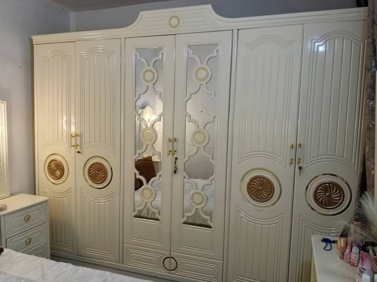 سلام عليكم غرفه تصميم تركي صناعه عراقيه شر900 وبيه مجال بسيط ***********
