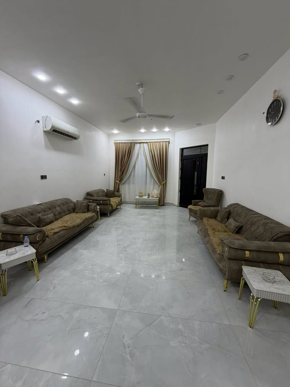 دار سكني للبيع  | التقية | توزيع الصحفين 
_______________________________
 الموقع | مميز قريب على شارع 40 
_______________________________
 المساحة | 250 م2
الواجهة | 10 م
ملاحظة | الدار مطلوب 50 مليون .د
_______________________________

🔹 تفاصيل الدار كونكريت بناء حديث :
1غرف نوم + استقبال + صالة + مطبخ + صحيات متكاملة
_______________________________
للاستفسار اكثر زورونا في مكتبنا الكائن في :
ديوانية - الجزائر- مقابل برج الامراء 
مجاور مستشفى الحياة للعيون - د.حسنين
او الاتصـــال على الارقام
***********
*********** (( واتساب ))
#عقارات #اخبار #ريلز #ديوانية
 #محافظة_الديوانية
