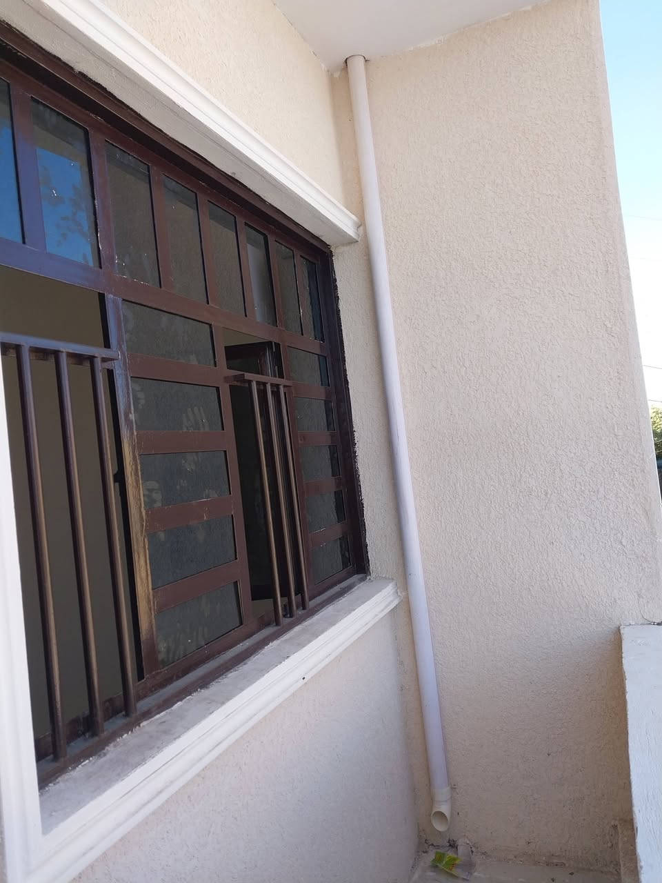 مشتمل للبيع نقد فقط بداية الحسينية بناء جديد طابقين ٣ غرف نوم ومطبخ واستقبل و٣ حمامات منطقة نهر عودة طابو باسمي بظهر مدرسة السلام الاهليه المساحه ٧٥ عرض الشارع ١٥ منطقة كامله الخدمات باقي فقط التبليط للإستفسار ***********
