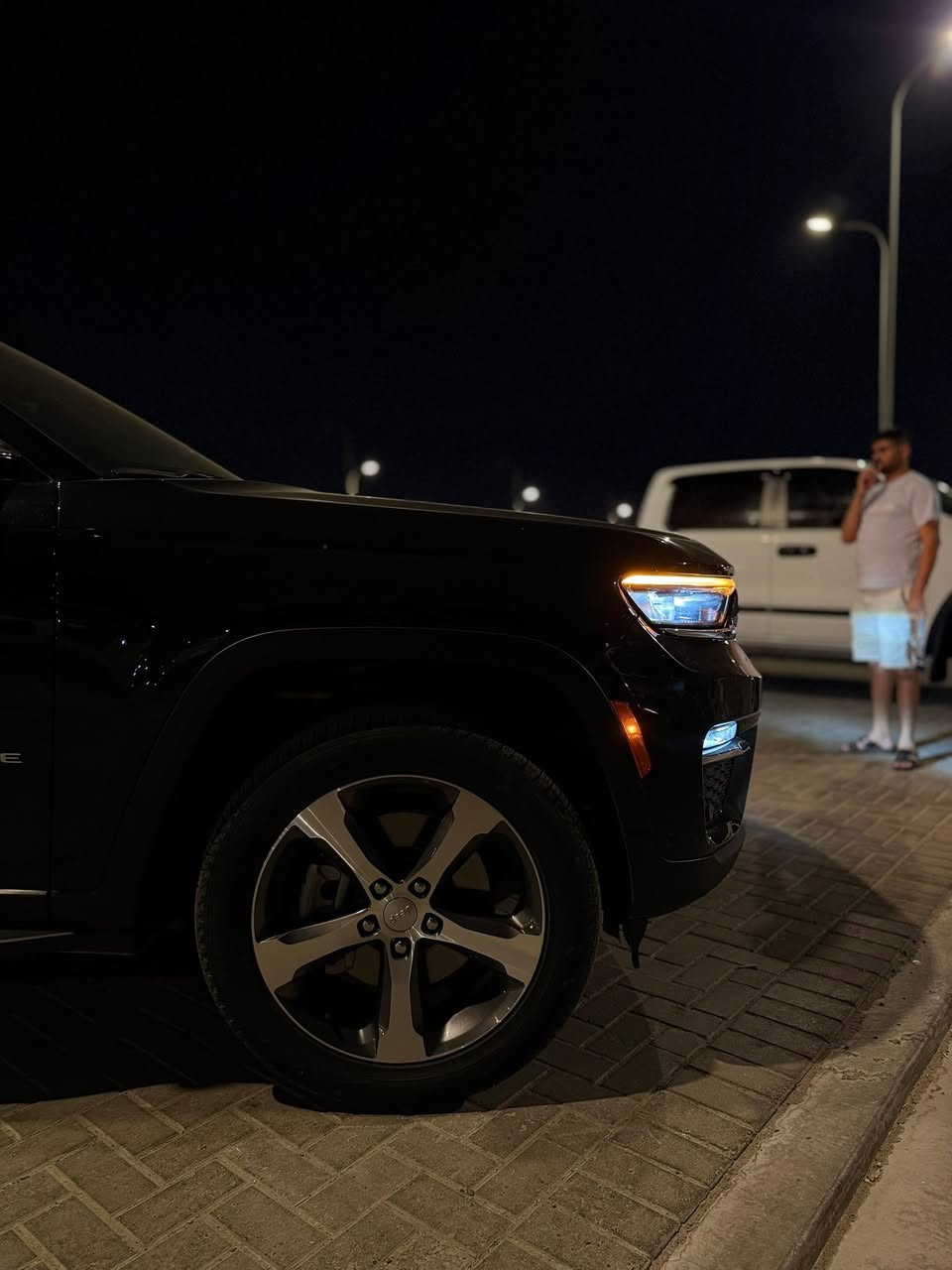 السلام عليكم
للبيع جيب كراند شيروكي لمتدد لونها اسود بيها شذره 
موديل 24 خليجي ماشيه 17 الف
ملفة نانو بل كامل فول موصفات كلش سستم سماعات البينا
داخل ابيض بنوراما خمس كامرات شحن واير ليس بيها تعديل pdr بل باب والدعاميه امبدله باقي السياره كفاله 
السياره جديده كلش ما ناقصها شي
سعر السياره
370 ورقه وبيها مجال
مكان السياره البصره

لتواصل ***********
