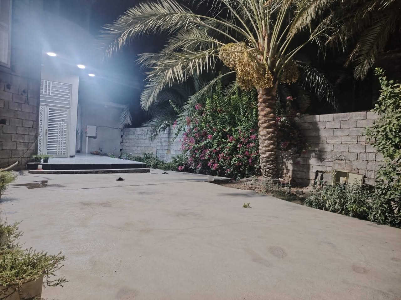 بيت للبيع ملك طابو صرف مساحه 150متر
في منطقة الاسود الكبير قرب روظه الرزان للاستفسار 
الاتصال بالرقم ***********
متكون من ثلاث غرف ومطبخ حار وبارد وصاله كبيرة وحمامين داخلي وحمام خارجي بناء 2025 وحديقة بسيطه
